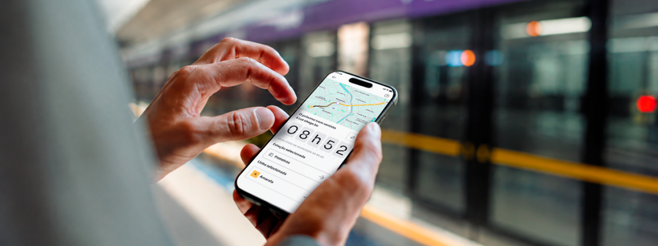 Usuário verificando horário de embarque no app Motiva Trilhos na plataforma do metrô