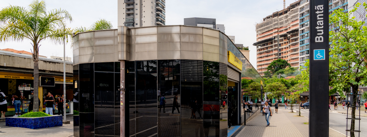 A imagem mostra a entrada da Estação Butantã do Metrô de São Paulo, na Linha 4 - Amarela.