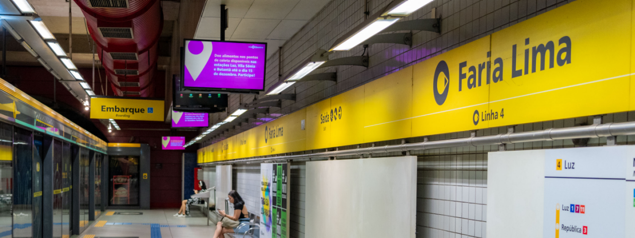 A imagem mostra a Estação Faria Lima da Linha 4-Amarela do Metrô de São Paulo. 