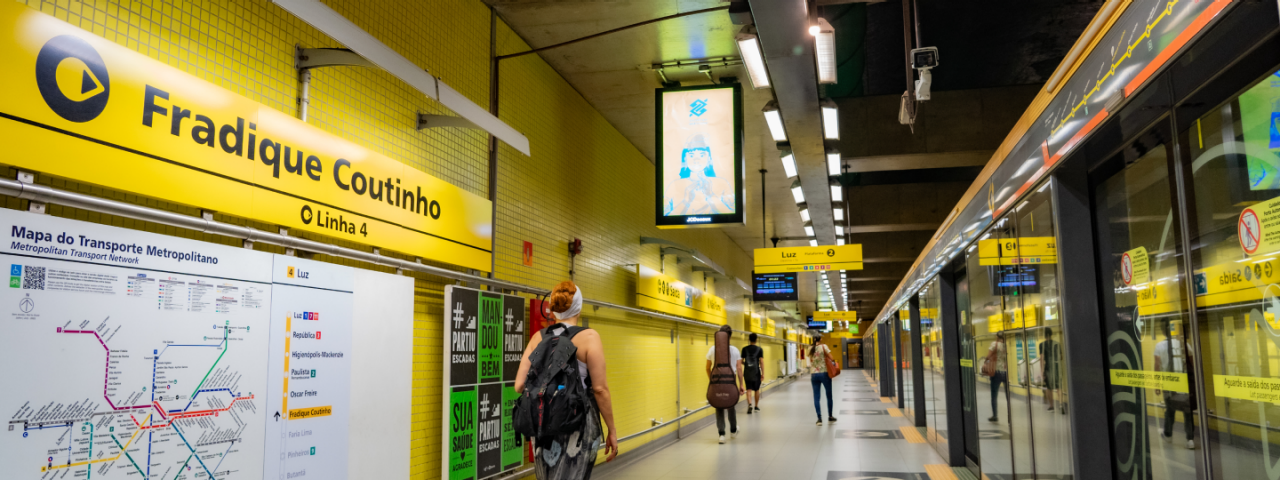 imagem da estação Fradique Coutinho imagem mostra a  estrutura moderna em concreto aparente, pastilhas, vidros e piso em porcelanato.
