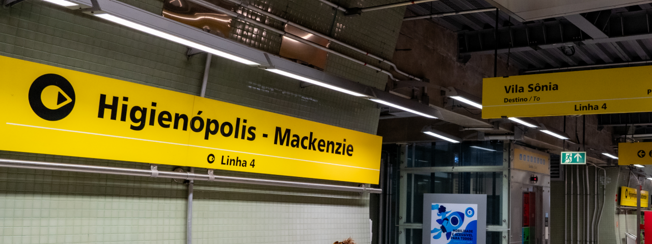 A imagem mostra a Estação Higienópolis-Mackenzie da Linha 4-Amarela do Metrô de São Paulo. 