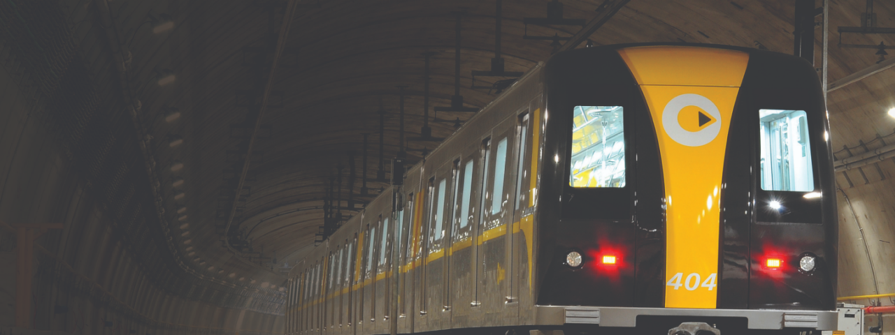 A imagem mostra um trem de metrô na cor preta com detalhes em amarelo, com a numeração 404