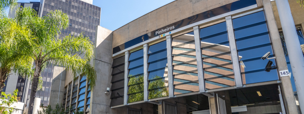 Imagem da estação Pinheiros mostra a fachada da estação  da linha 4 amarela localizada na cidade de São Paulo.