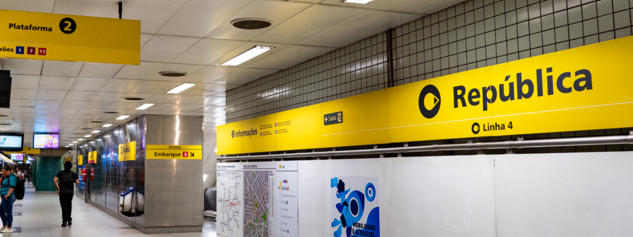 A imagem mostra a Estação República do Metrô de São Paulo. 
