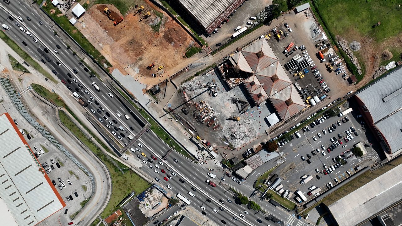 Imagem aérea da área de obras da Linha 4-Amarela ao lado da Marginal Pinheiros com avanço das intervenções estruturais.