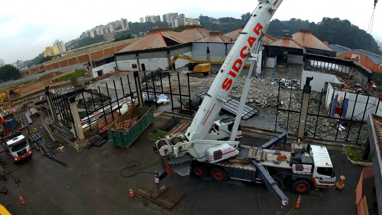 Guindaste e equipes trabalhando na desmontagem de estruturas da futura expansão da Linha 4-Amarela.