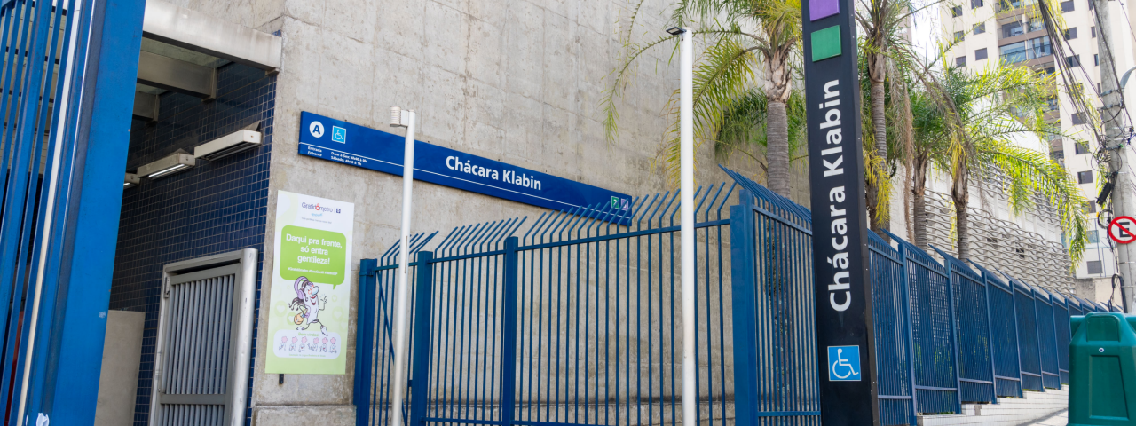 Imagem da entrada da Estação Chácara Klabin do Metrô de São Paulo.