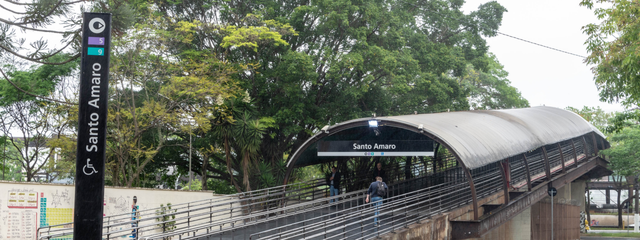 A imagem mostra a Estação Santo Amaro, que faz parte do sistema de transporte público de São Paulo, Brasil. 