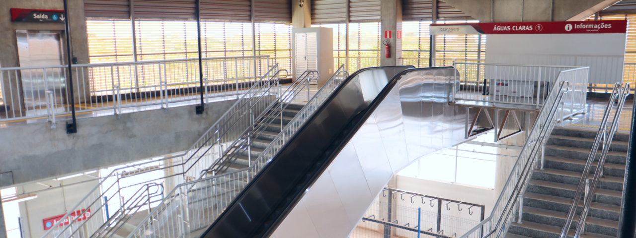 A imagem mostra a Estação Águas Claras do Metrô.