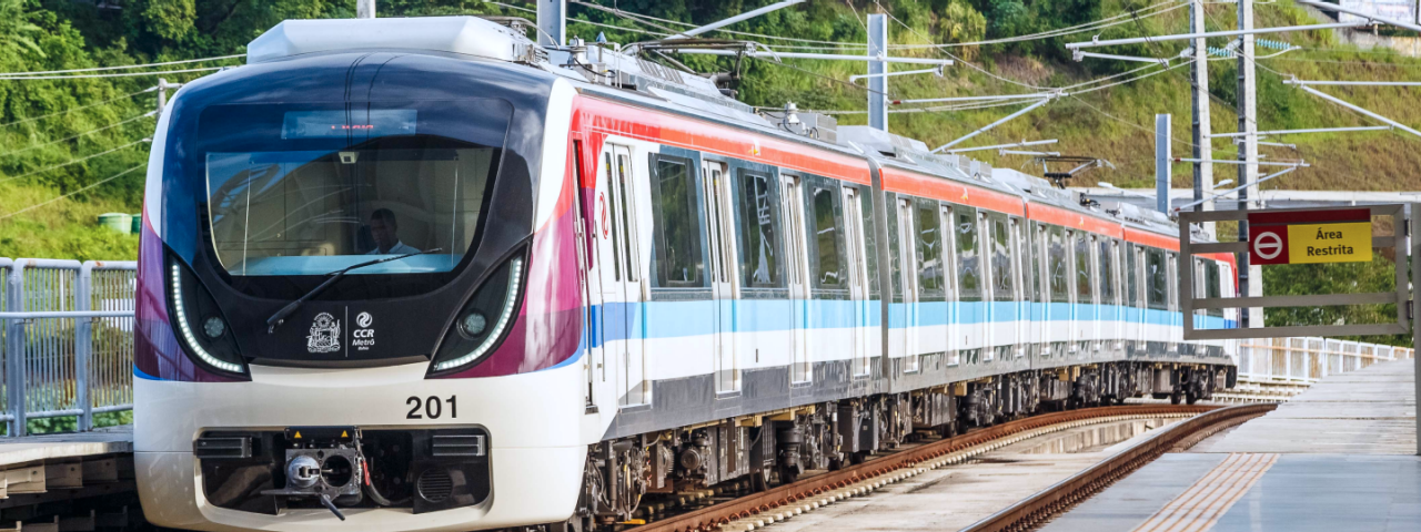 A imagem mostra um trem da CCR Metrô Bahia, que opera o sistema metroviário de Salvador e Lauro de Freitas. 
