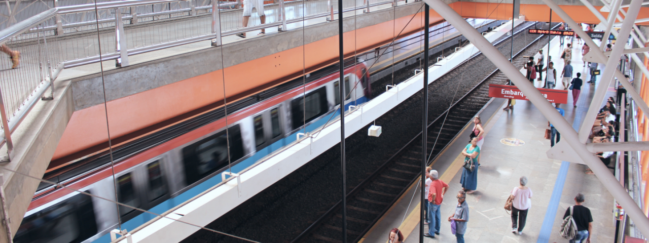 A imagem mostra a Estação Acesso Norte do metrô de Salvador, na Bahia.