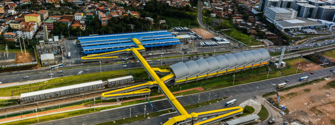 A imagem mostra a Estação Mussurunga, um importante terminal de ônibus e estação de metrô em Salvador, Bahia. 