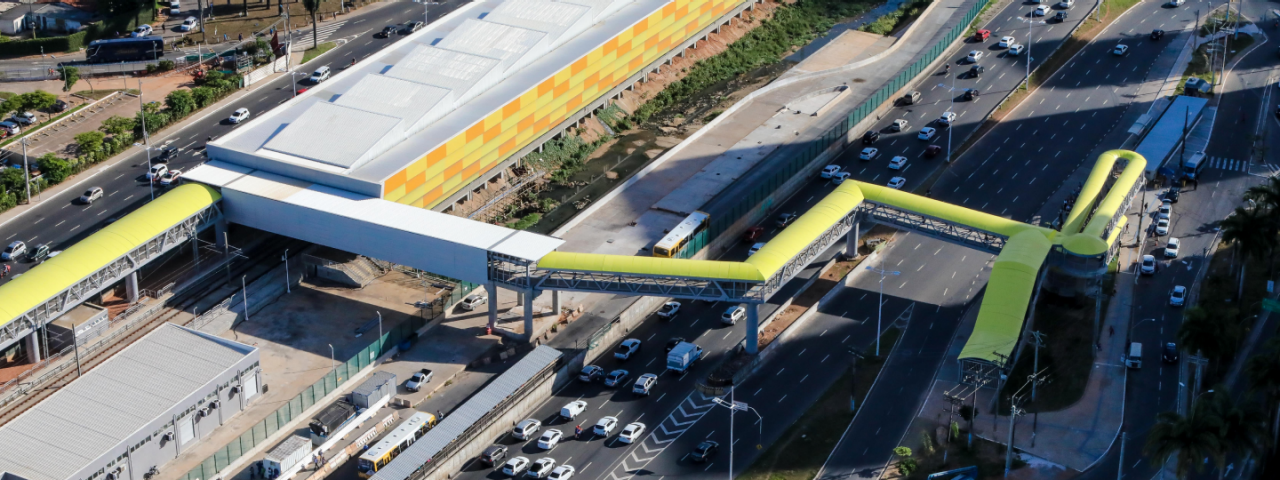 A imagem mostra a nova Estação Rodoviária de Salvador, localizada no bairro de Águas Claras, na BR-324. 