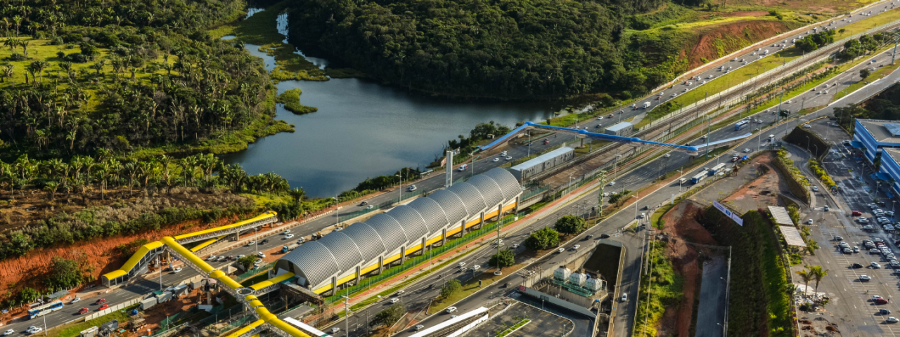 A imagem mostra a Estação Tamburugy do Metrô de Salvador, na Bahia. 