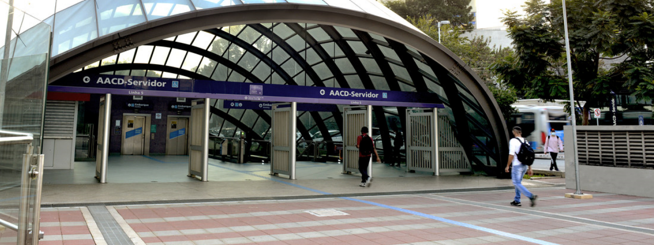 Imagem da fachada da  Estação AACD-Servidor faz parte da linha 5 lilás  localizada na cidade de São Paulo.