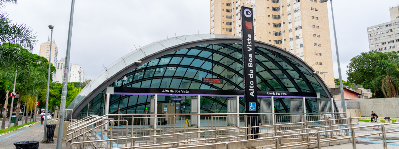 A imagem mostra a Estação Alto da Boa Vista, que faz parte da Linha 5-Lilás do Metrô de São Paulo. 