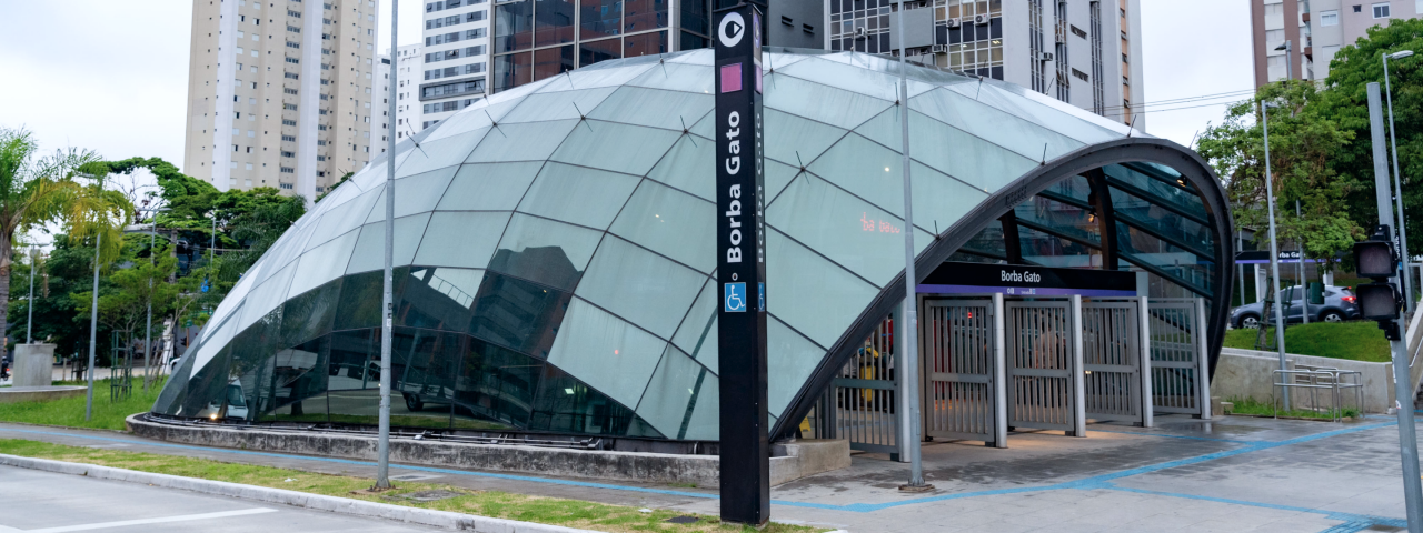 A imagem mostra a entrada da Estação Borba Gato do Metrô de São Paulo. 