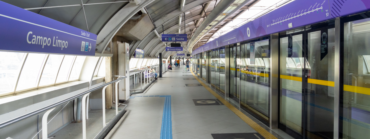 Plataforma da Estação Campo Limpo, da Linha 5-Lilás do metrô de São Paulo, com portas de plataforma e sinalização visível.