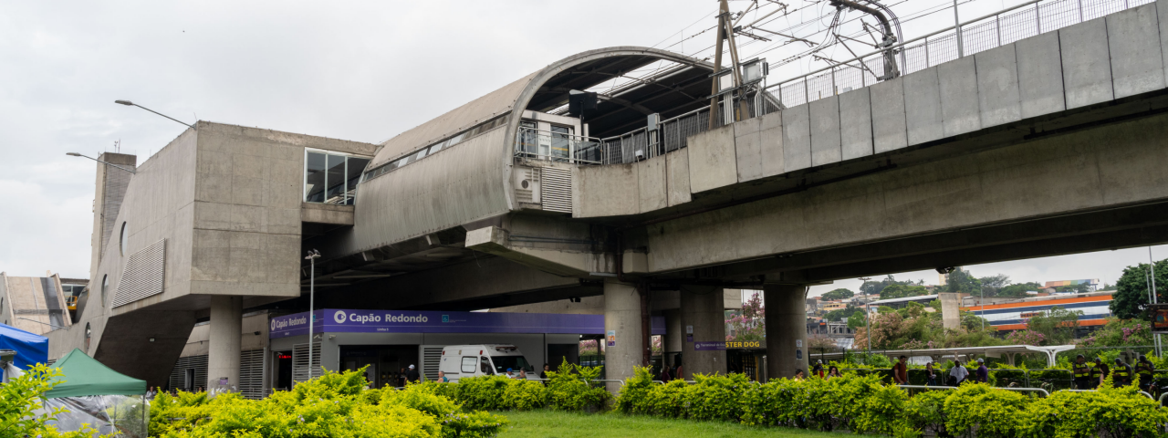 A imagem mostra a Estação Capão Redondo da Linha 5-Lilás do Metrô de São Paulo. 
