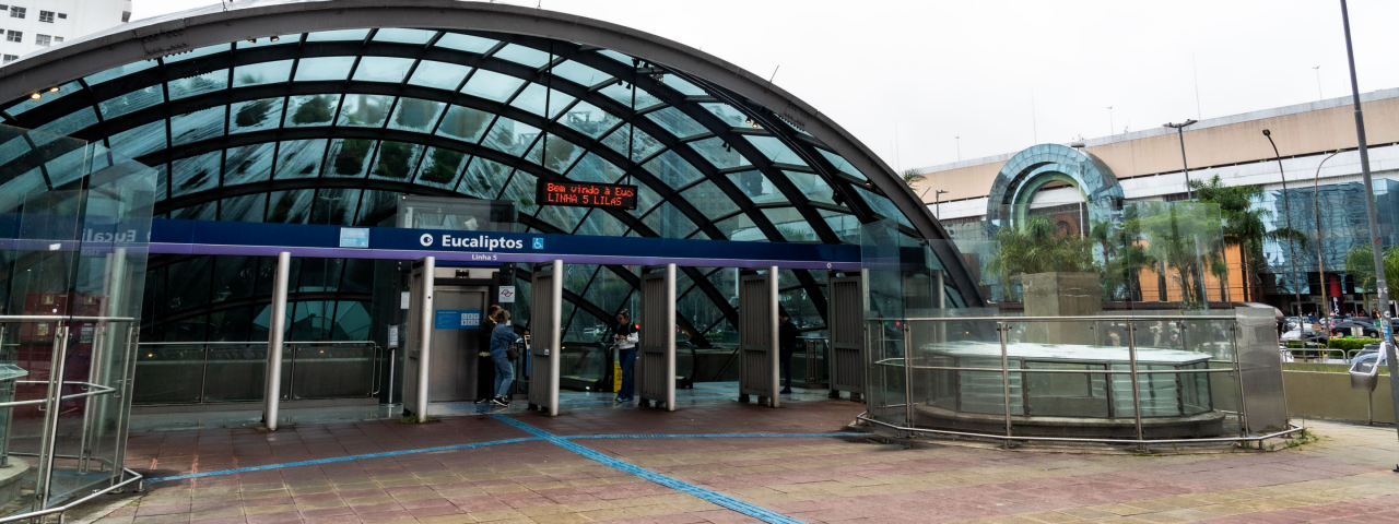 A imagem mostra a Estação Eucaliptos da Linha 5-Lilás do Metrô de São Paulo. 