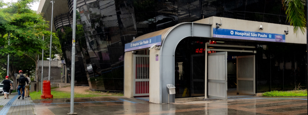 Imagem da entrada da Estação Hospital São Paulo da Linha 5-Lilás do Metrô de São Paulo.