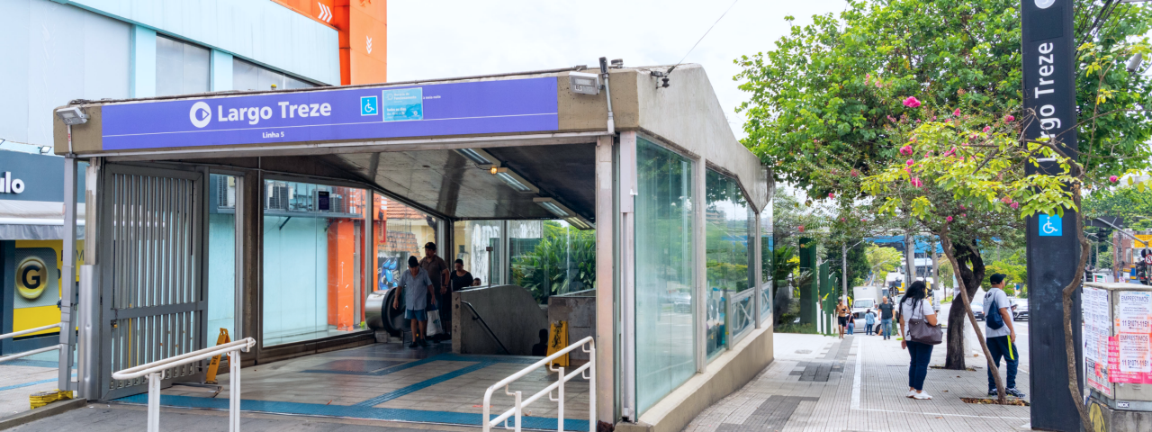 Imagem da estação Largo Treze localizada em Santo Amaro  na cidade de São Paulo, imagem mostra fachada da estação com pessoas desembarcando