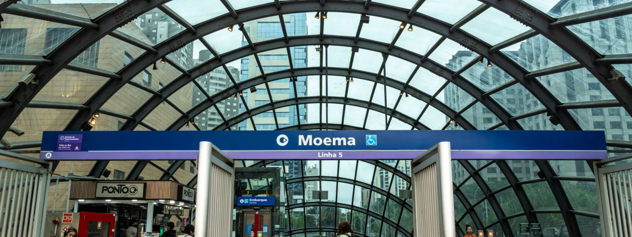 Imagem da fachada da  Estação Presidente Altino, localizada no município de Osasco, na Grande São Paulo.