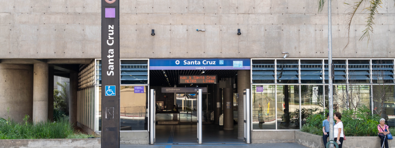 A imagem mostra a entrada da Estação Santa Cruz do Metrô de São Paulo. 