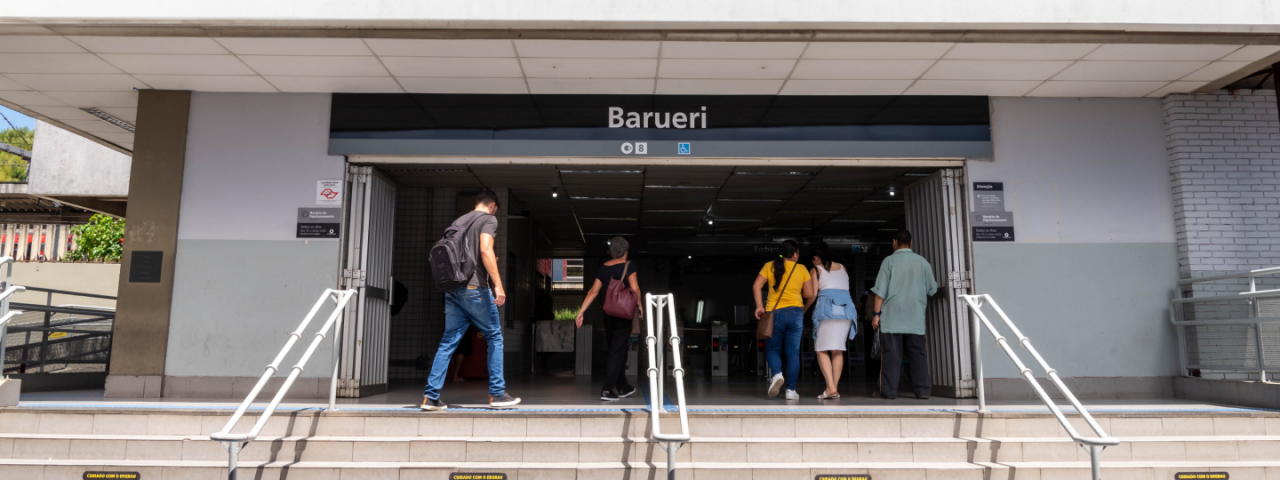 A imagem mostra a entrada da Estação Barueri, que faz parte da Linha 8–Diamante do sistema de trens metropolitanos de São Paulo.