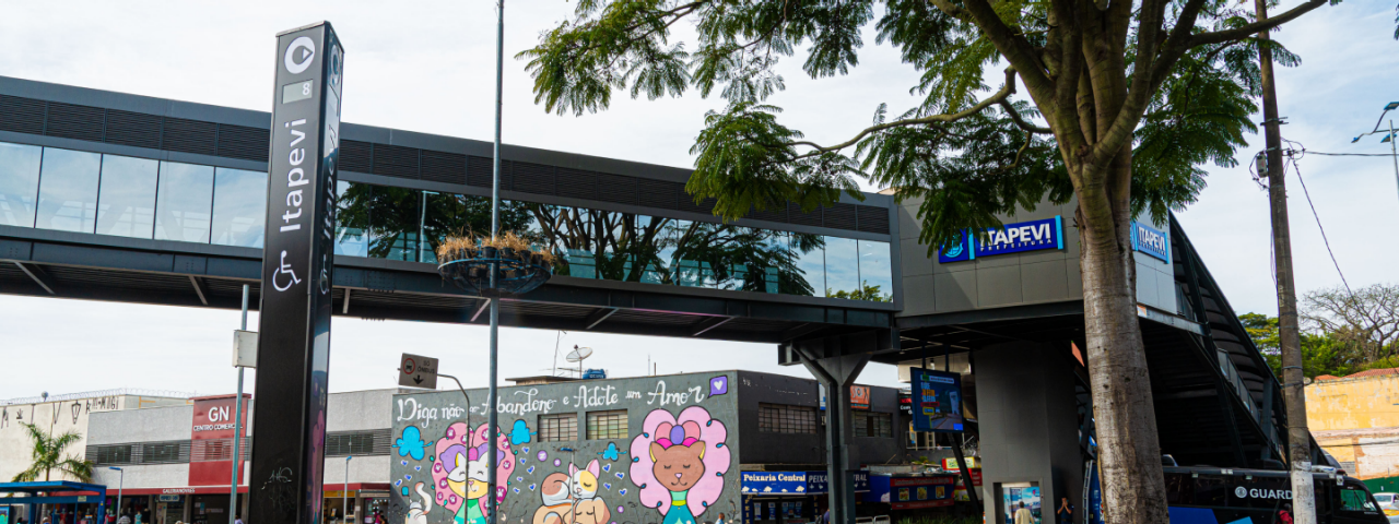 Imagem da estação Itapevi que pertence a linha 8 diamante, imagem mostra a fachada da estação localizada no bairro Parque da cidade.