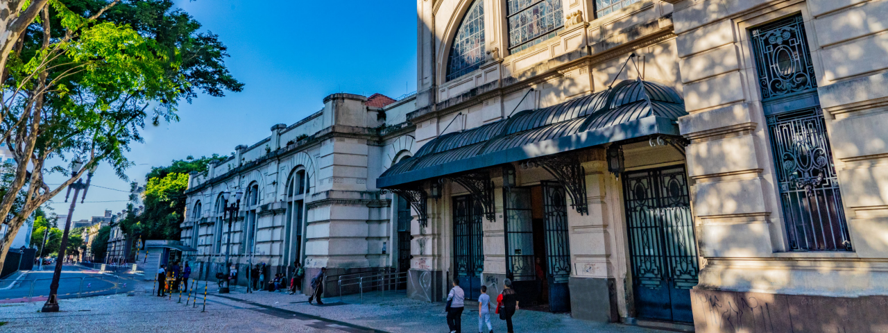 A imagem mostra a Estação Júlio Prestes, um importante edifício histórico e cultural em São Paulo, Brasil. 