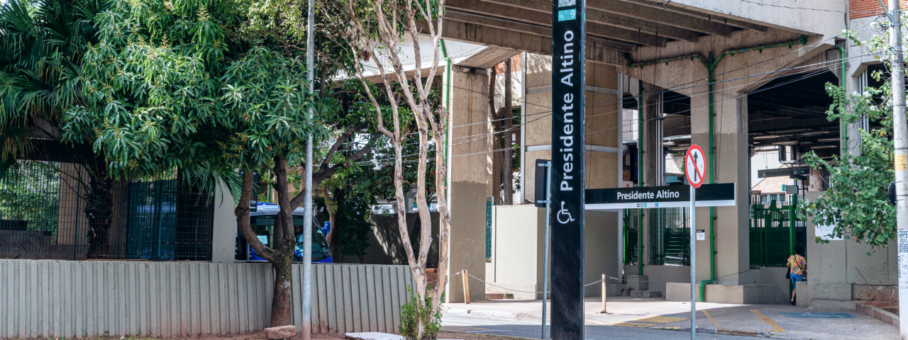 A imagem mostra a Estação Presidente Altino, uma estação ferroviária localizada em Osasco, na Grande São Paulo. 