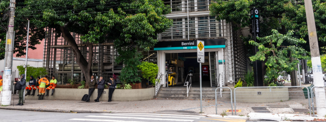 A imagem mostra a entrada da Estação Berrini da Linha 9–Esmeralda em São Paulo. 