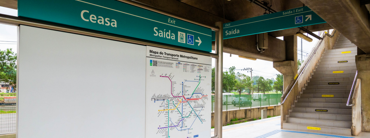 imagem mostra a estação ceasa localizada no bairro Vila Leopoldina em São Paulo mostra a fachada da estacao com letreiro azul e branco.