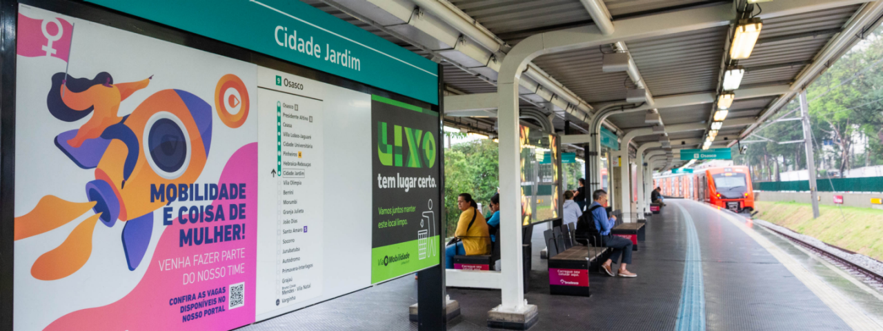 A imagem mostra a Estação Cidade Jardim, que faz parte da Linha 9–Esmeralda do sistema de transporte ferroviário de São Paulo.