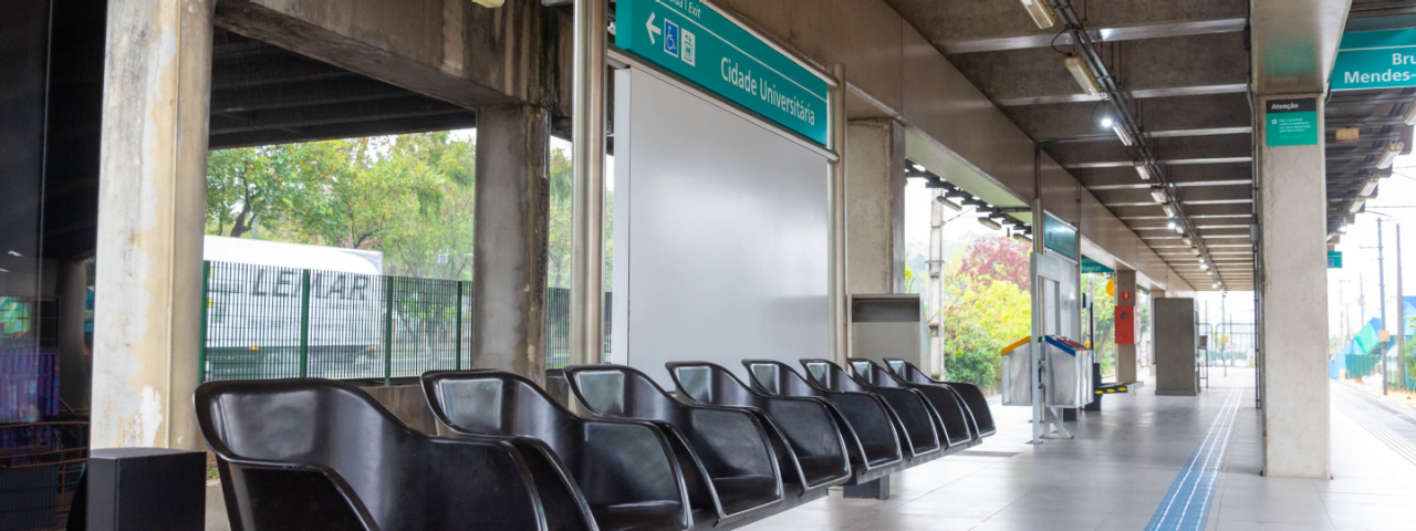 A imagem mostra a Estação Cidade Universitária da Linha 9–Esmeralda do Trem Metropolitano de São Paulo.
