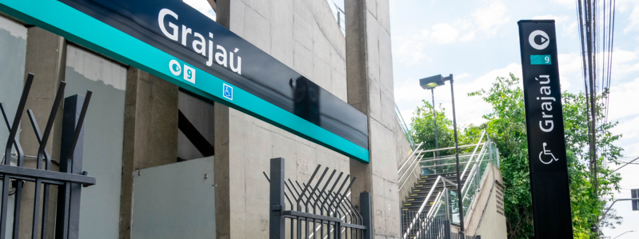 A imagem mostra a Estação Grajaú da Linha 9 – Esmeralda da CPTM, em São Paulo. 