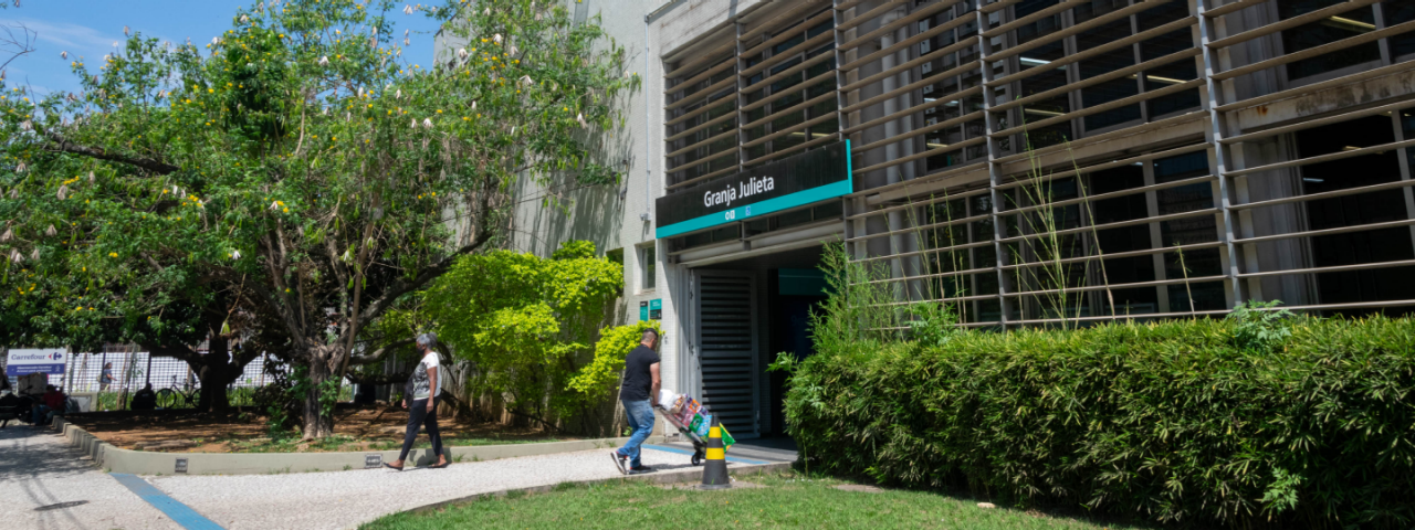 Imagem da fachada da Estação Granja Julieta que faz parte da linha 9 esmeralda localizada na cidade de São Paulo.