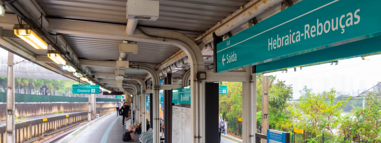 A imagem mostra a Estação Hebraica-Rebouças, que faz parte da Linha 9-Esmeralda da ViaMobilidade, em São Paulo. 