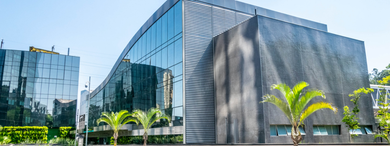 A imagem mostra o centro empresarial São Paulo, um dos maiores complexos de escritórios do Brasil.