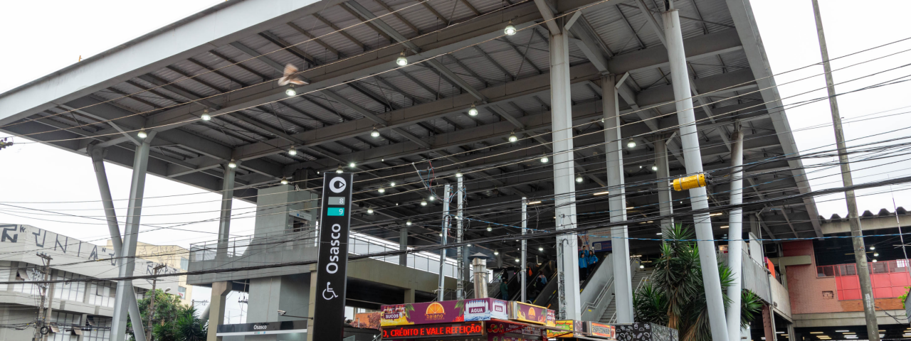 A imagem mostra a Estação Osasco da Companhia Paulista de Trens Metropolitanos (CPTM). 