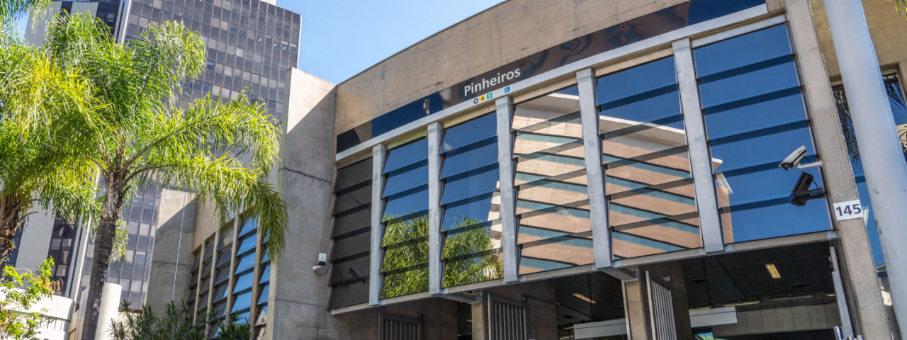 A imagem mostra a Estação Pinheiros, que faz parte do sistema de transporte público de São Paulo.