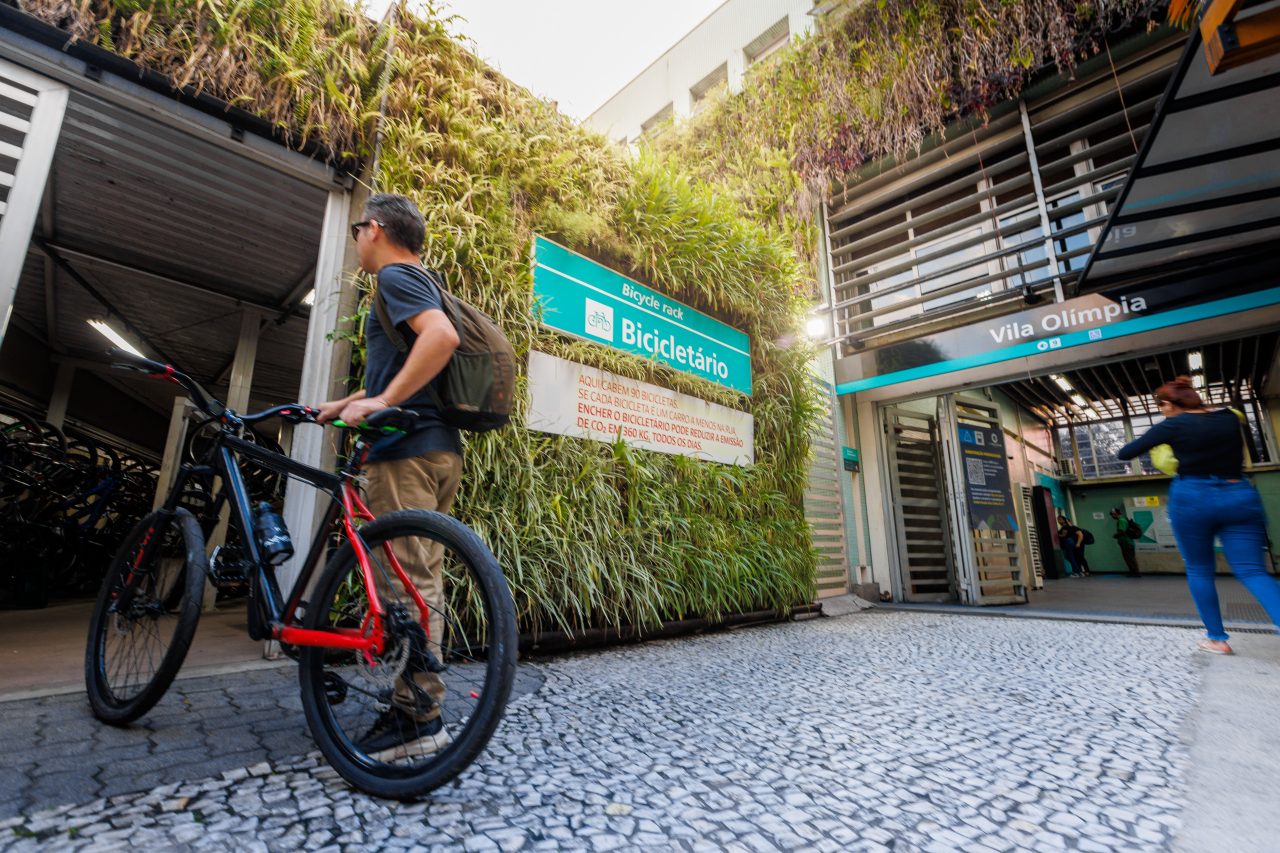 Ciclista na entrada do bicicletário sustentável com jardim vertical na Estação Vila Olímpia da Linha 9-Esmeralda.
