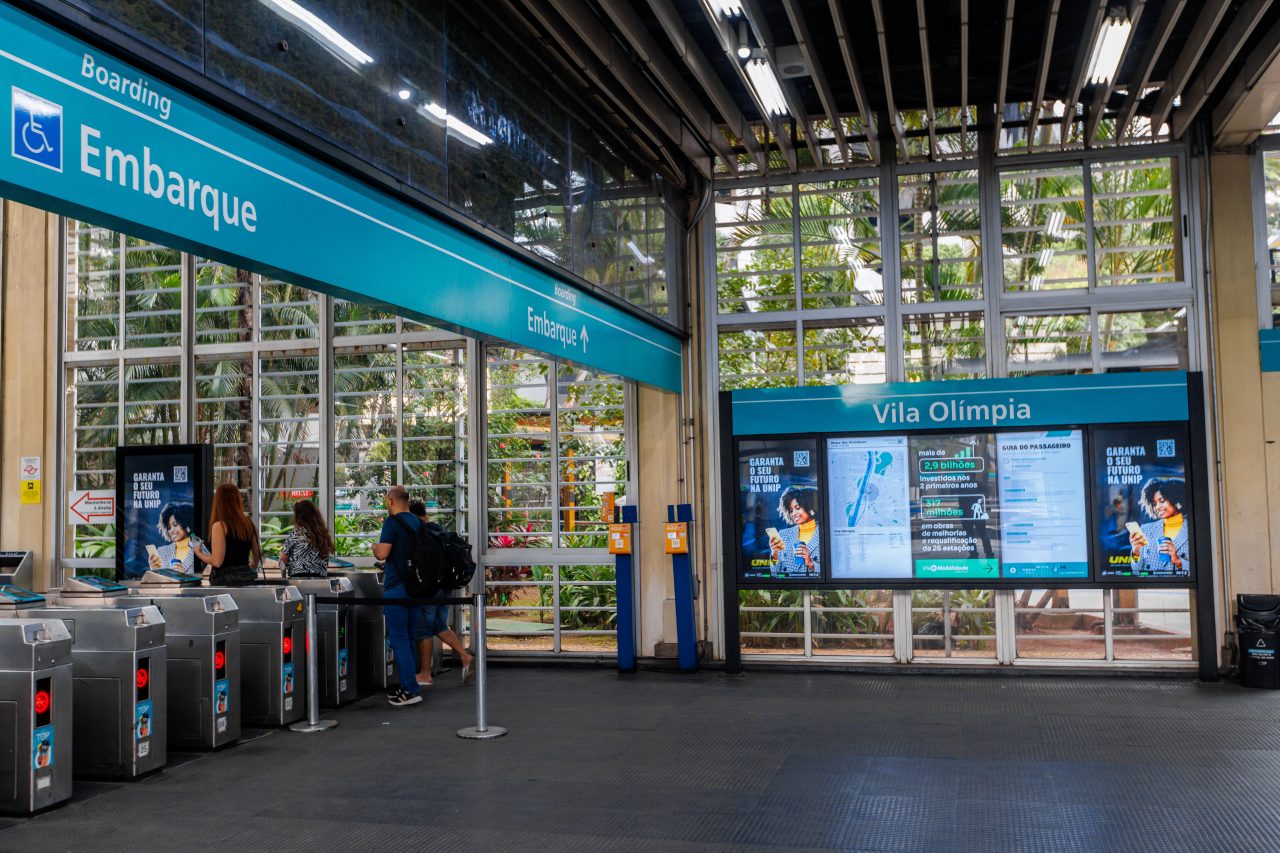 Área de catracas e placas de sinalização de embarque na Estação Vila Olímpia da Linha 9-Esmeralda