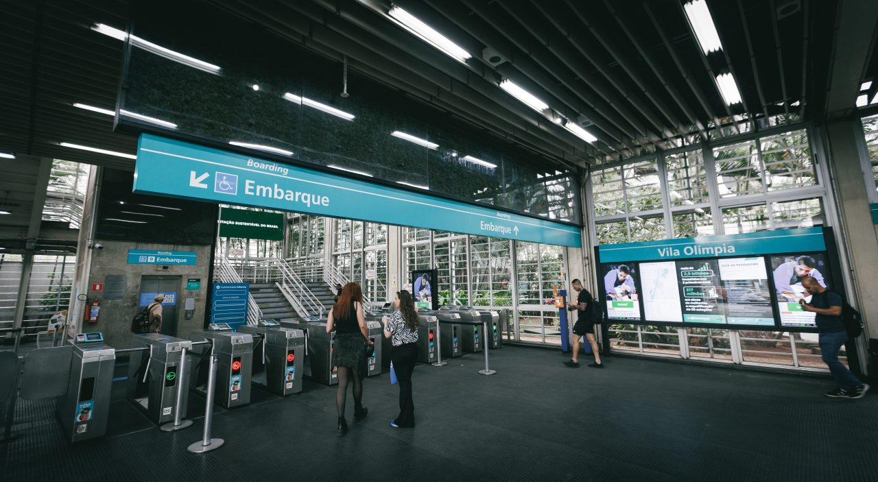 Visão ampla do hall de entrada e roletas de acesso da Estação Vila Olímpia na Linha 9-Esmeralda