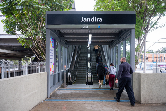 Entrada da Estação Jandira com novas escadas rolantes e passageiros embarcando