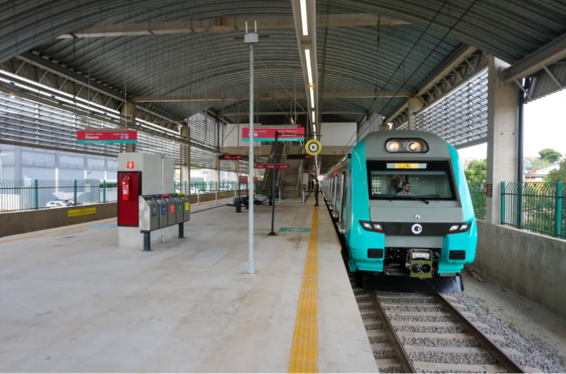 Trem chegando à Estação Varginha recém-inaugurada na Linha 9-Esmeralda