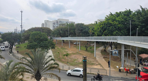 Nova passarela de pedestres da Estação Villa Lobos-Jaguaré sobre avenida arborizada