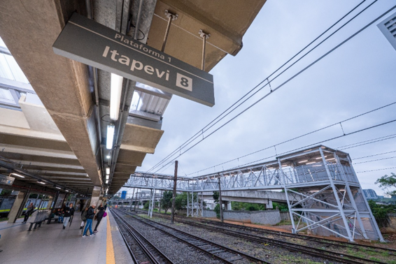 Placa de sinalização "Itapevi" na Plataforma 1, com passarela metálica ao fundo