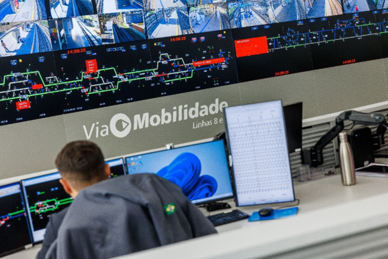 Operador monitora painéis de controle das Linhas 8-Diamante e 9-Esmeralda no centro de operações da ViaMobilidade